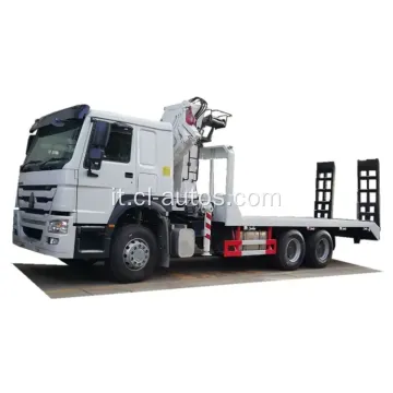 Sinotruk Howo 6x4 10 ruote camion da letto piatto con scala di salita posteriore con gru a boom telescopica rotante 360